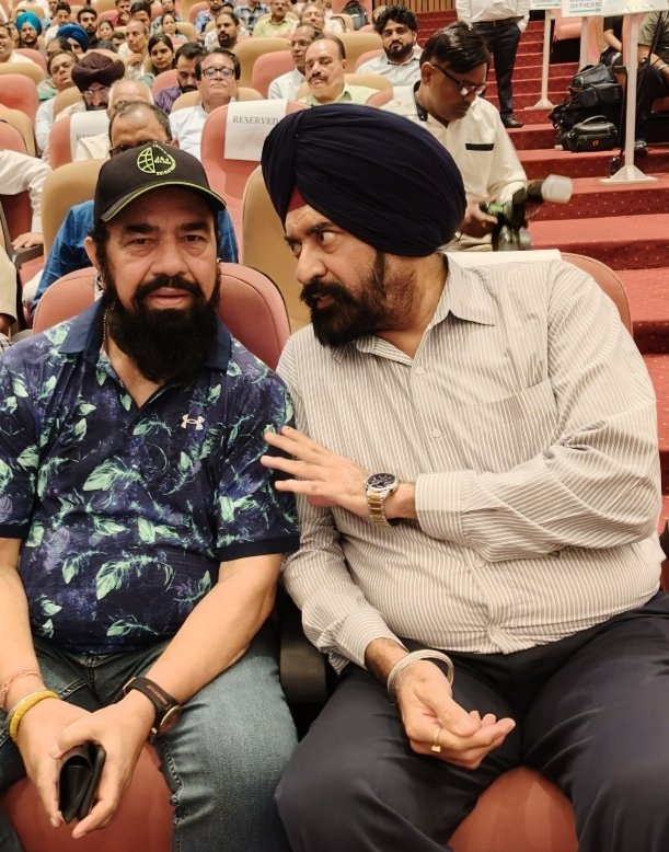 PanchhiK18's tweet photo. During the celebration of the 165th Income Tax Day July 24, 2024, at Judicial Academy Auditorium in Sector 43, I had the pleasure of meeting Sh. B N Sharma, a renowned Punjabi film actor. The event was graced by Sh. Bandaru Dattatreya, the Governor of Haryana, was the Chief Guest https://t.co/gjezLFyArU