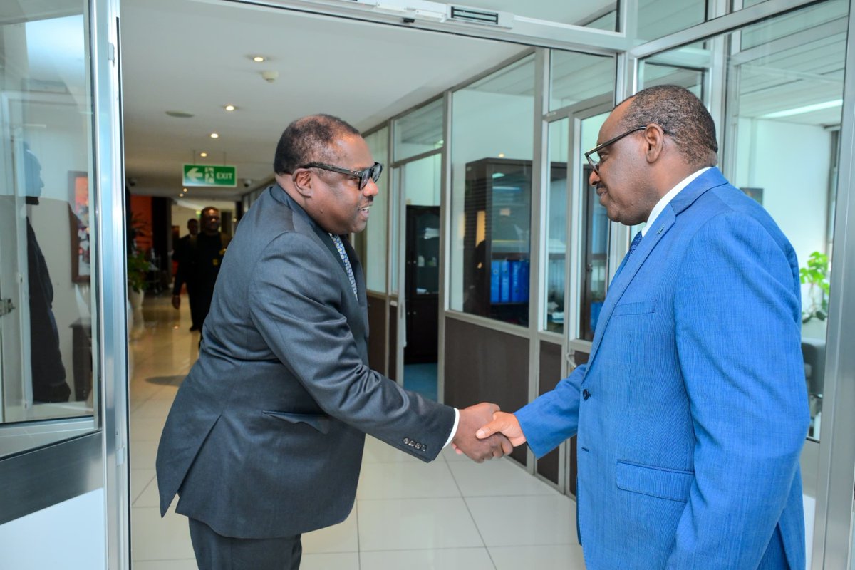 ECA_OFFICIAL's tweet photo. "Excellent engagement w @WilliamAsiko VP Africa @RockefellerFdn &amp; Anthony Nyong, @AfDB_Group on strengthening collaboration to get the carbon credits market &amp; energy agenda right &amp; leveraging @ECA_Official  to deliver on financing SDGs in Africa" @claverGatete Executive Secretary https://t.co/42ZdX5MmyM