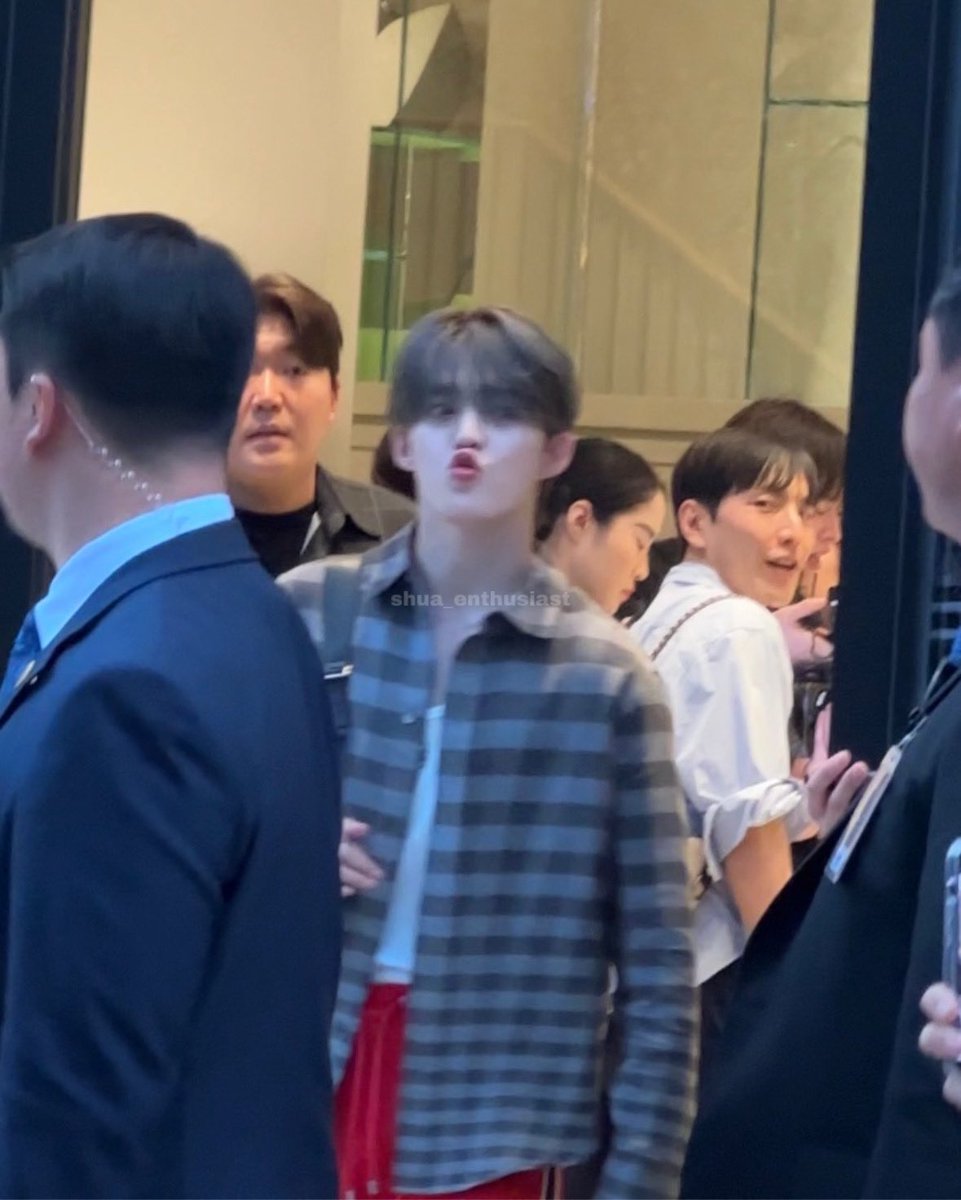 shua_enthusiast's tweet image. cheol noot noot! 🍒😙

scoups at the loewe event 🩷
#에스쿱스 #SCOUPS