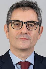 FroilLannister's tweet photo. Tenemos que hablar de Bolaños. Ese tipo oscuro, con aspecto de repelente niño Vicente, gafitas cuadradas para dar sensación de intelectual de segunda, voz engolada y que tiene que chasquear la lengua cada dos frases para ir tragando la saliva que se le acumula como si fuera bilis debajo de la lengua. 

Su forma de actuar es la que tenía el chivato del matón en clase: sabía que su única forma de medrar era siéndole útil y estaba a dispuesto a todo para conseguirlo. 

El perfecto y repugnante número 2 del villano en las películas de espías, que siempre suele morir de forma ignominiosa, el Grima de Serpiente del Señor de los Anillos o el general al que Darth Vader acaba ahogando, cansado de su inutilidad. Ése es Bolaños.