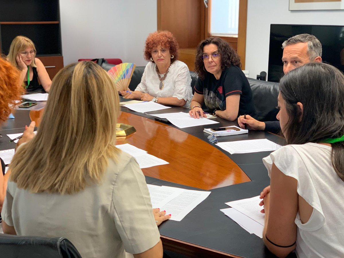 adelacastano's tweet photo. Recibimos @rafarecio22 @Suerivaspineda1 en el Parlamento, a docentes afectados por la falta de transparencia de la Consejería de Educación en las oposiciones de primaria y secundaria. 
La Consejera @Patricia_Pozo_ debe recibirlos y ofrecerle respuestas concretas a sus derechos. https://t.co/Hkb7Z2N4xJ