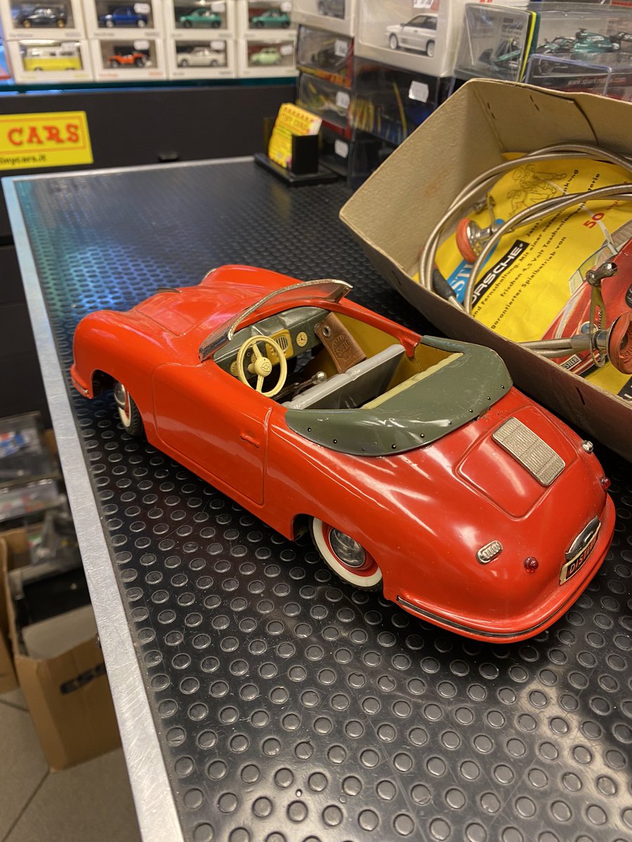 cars_tiny's tweet photo. Porsche Electro Matic 7500 Distler (collezione personale) #tinycars #porsche #porsche356 #distler #madeingermany #toys #giocattoli #jouets #vintage #obsolete https://t.co/FyL6C97UEC