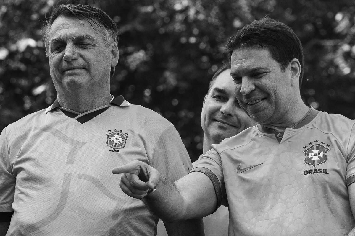 São escandalosos os indícios colhidos pela Polícia Federal durante a Operação Última Milha, cujo objetivo consiste em investigar a existência de uma "Abin paralela" criada por Jair Bolsonaro (PL).
De acordo com as apurações, parte da Agência Brasileira de Inteligência se