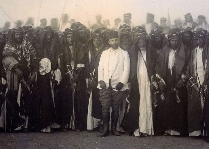 hakantrkgl's tweet photo. Cemal Paşam, 1914 yılında Bağdat'ın güneyinde, Fırat Nehri üzerine inşa edilen Hindiye Barajı'nın açılışına katılıyor. 

Bölgedeki aşiret liderleriyle fotoğraf çektiriyor.
Paşam elinde kırbacı ile bedevilerin arasında bir güneş gibi parlıyor. 

Herkesle anladığı dilden konuşurdu. https://t.co/RS9ObRkI5n