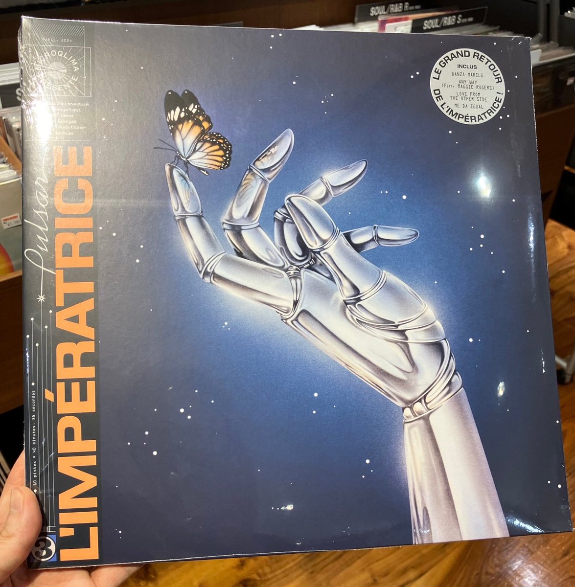 towervinylumeda's tweet image. 【#LImperatrice】

スタッフが今よく聴いてる1枚🦊🪐

６人組フランスのエレクトロ／ディスコバンド、L'lmperatriceの3rdアルバムのレコードが再入荷しました。

Maggie Rogersをフィーチャーした「Any Way」などを収録した上質なフレンチ・エレクトロを堪能できる1枚です。