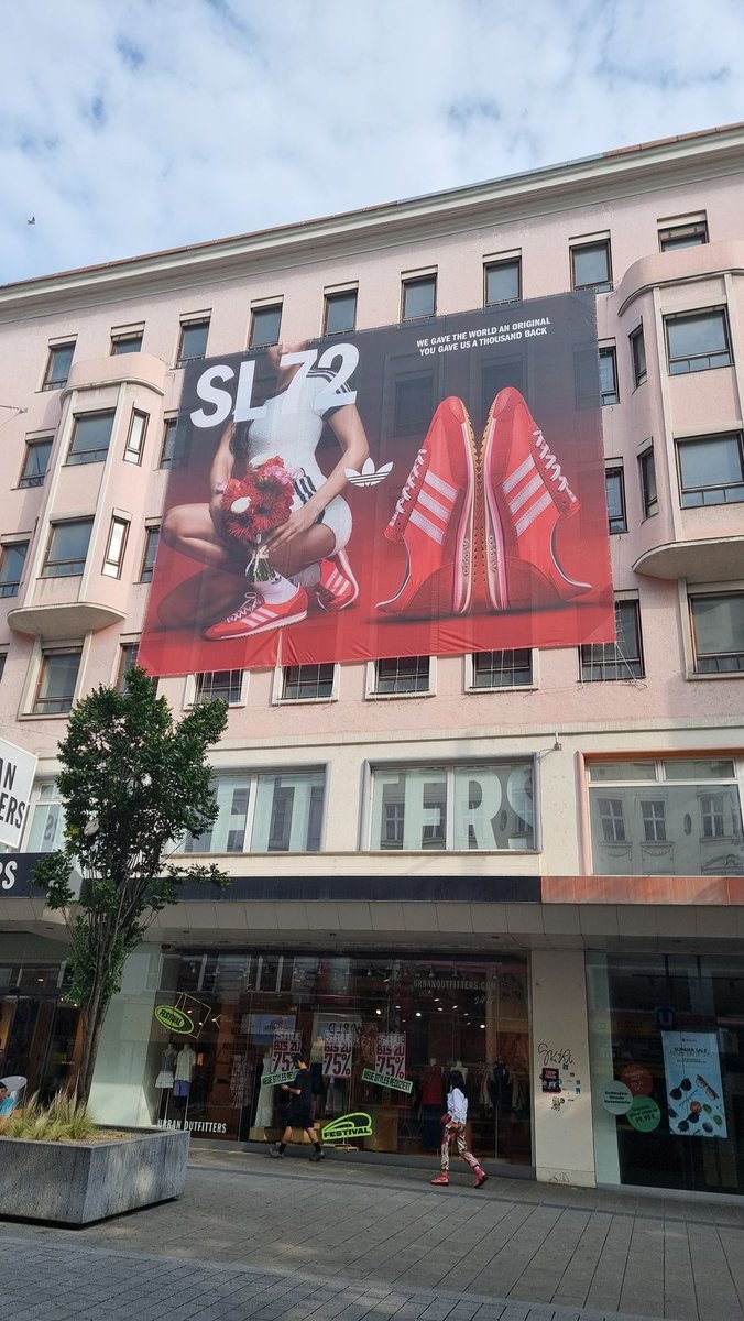 Politprimat's tweet image. Hey @adidas! 
Ihr habt euren Dreck hier in #Wien vergessen. 
Ort: Mariahilferstraße
Zeit: Jetzt
#Antisemitismus #Mahü #Adidas