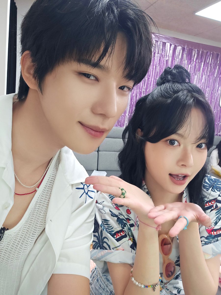 #은채의스타일기
찰떡 케미를 자랑하는 만세즈의
글로벌한 보양식 먹방!
오늘 저녁 7시 대공개🐶🐰🙌

<a href="/le_sserafim/">LE SSERAFIM</a>

#HONGEUNCHAE #홍은채 #StudioK
#문상민 #MoonSangMin #만세즈 #뮤직뱅크

COMING SOON⬇️
youtu.be/QnDKIrnMxPU