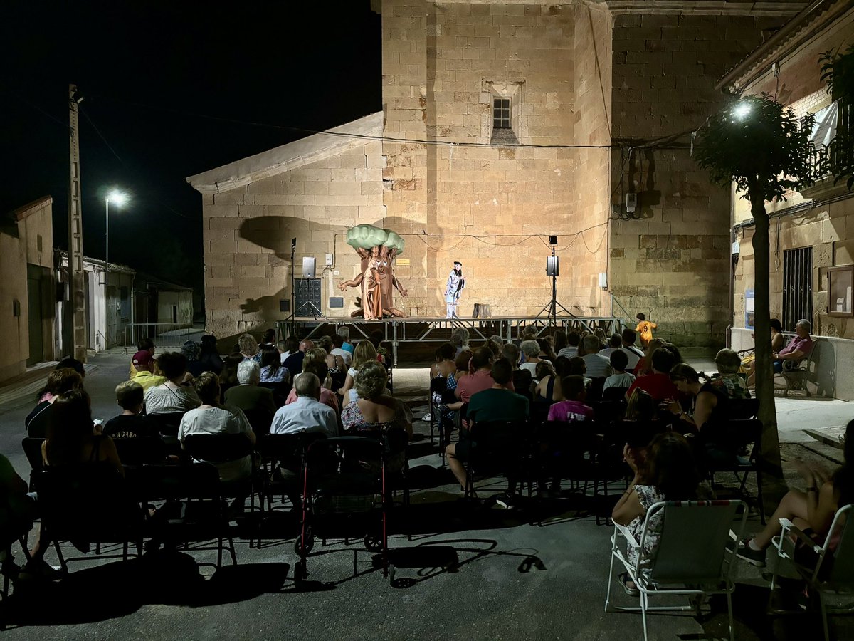 Anoche comenzamos la Semana Cultural con la representación “Cuentos desde el bosque”, de la compañía teatral <a href="/Kamaru_Teatro/">Kamaru_Teatro</a>.
Una obra estupenda para todas las edades que nos hizo tomar conciencia de nuestra responsabilidad en cuidar y sostener el medio ambiente.
