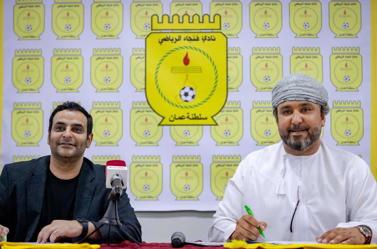 رئيس النادي المهندس سلطان الاسماعيلي مع المدرب القطري احمد المناعي في حفل توقيع العقد أمس.

نتمنى التوفيق للملك الفنجاوي 💛 🖤