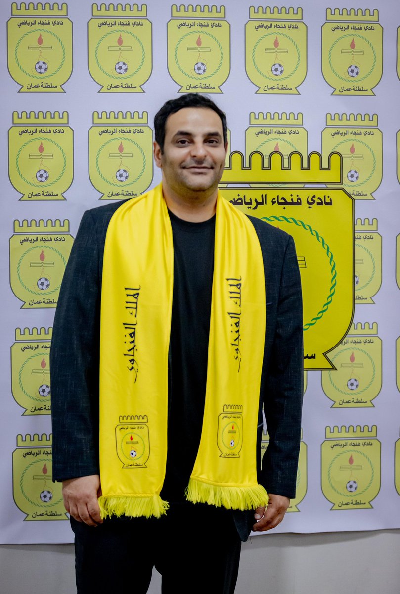 jaykharoos's tweet photo. رئيس النادي المهندس سلطان الاسماعيلي مع المدرب القطري احمد المناعي في حفل توقيع العقد أمس.

نتمنى التوفيق للملك الفنجاوي 💛 🖤 https://t.co/xMP9qyGwex