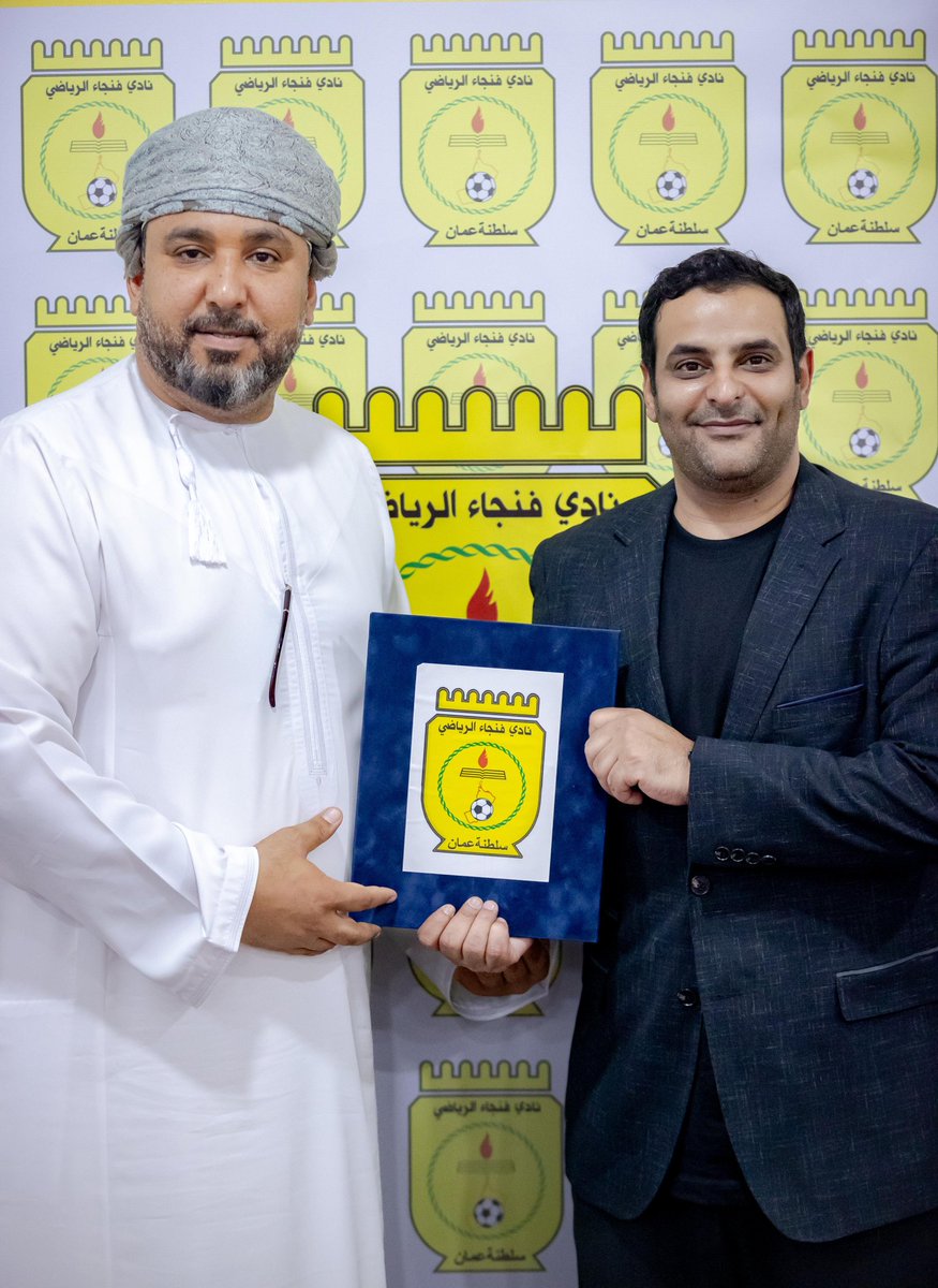 jaykharoos's tweet photo. رئيس النادي المهندس سلطان الاسماعيلي مع المدرب القطري احمد المناعي في حفل توقيع العقد أمس.

نتمنى التوفيق للملك الفنجاوي 💛 🖤 https://t.co/xMP9qyGwex