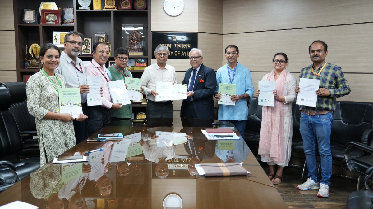 moayush's tweet photo. A significant step towards expanding Ayurveda treatment under the Ayushman Bharat Pradhan Mantri Jan Arogya Yojana (AB-PMJAY) was taken yesterday, 24.07.2024 with the submission of a comprehensive report on the rationalization of Ayurveda package costs.

#ministryofayush 
(1/4) https://t.co/RiPoBEQ4db