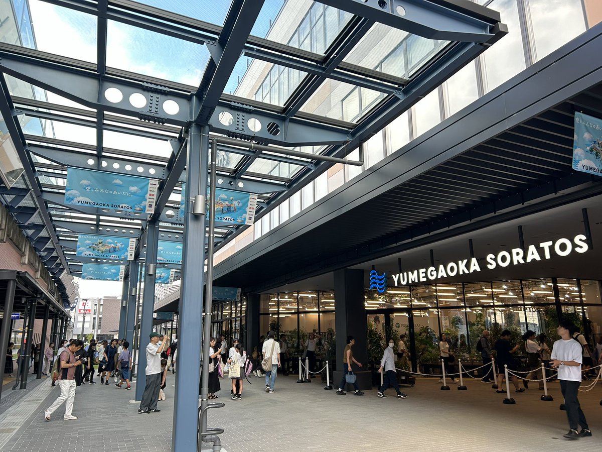 ゆめが丘ソラトスグランドオープンおめでとうございます

相鉄いずみ野線と横浜市泉区に新たな風が吹き込みました

開業初日と言うこともあり、フードコートのキャパシティが足りないくらい非常に賑わっています

これからの発展を、一相鉄ユーザーとしてお祈りしております