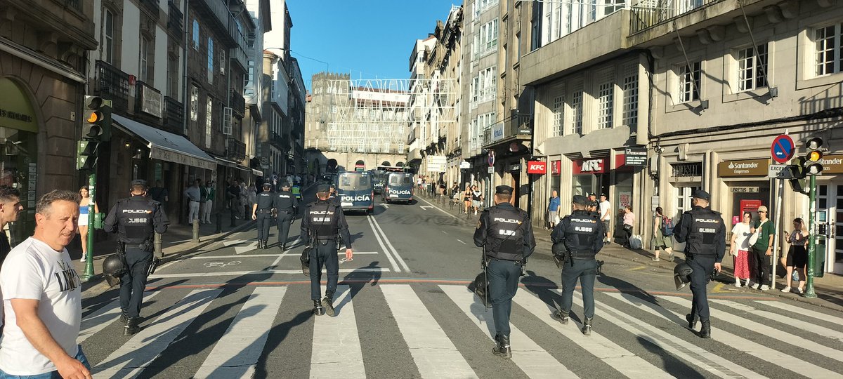 Esta imaxe de onte, 24 de xullo, en Santiago resume ben o que significa o Día da Patria Galega para o Estado español.