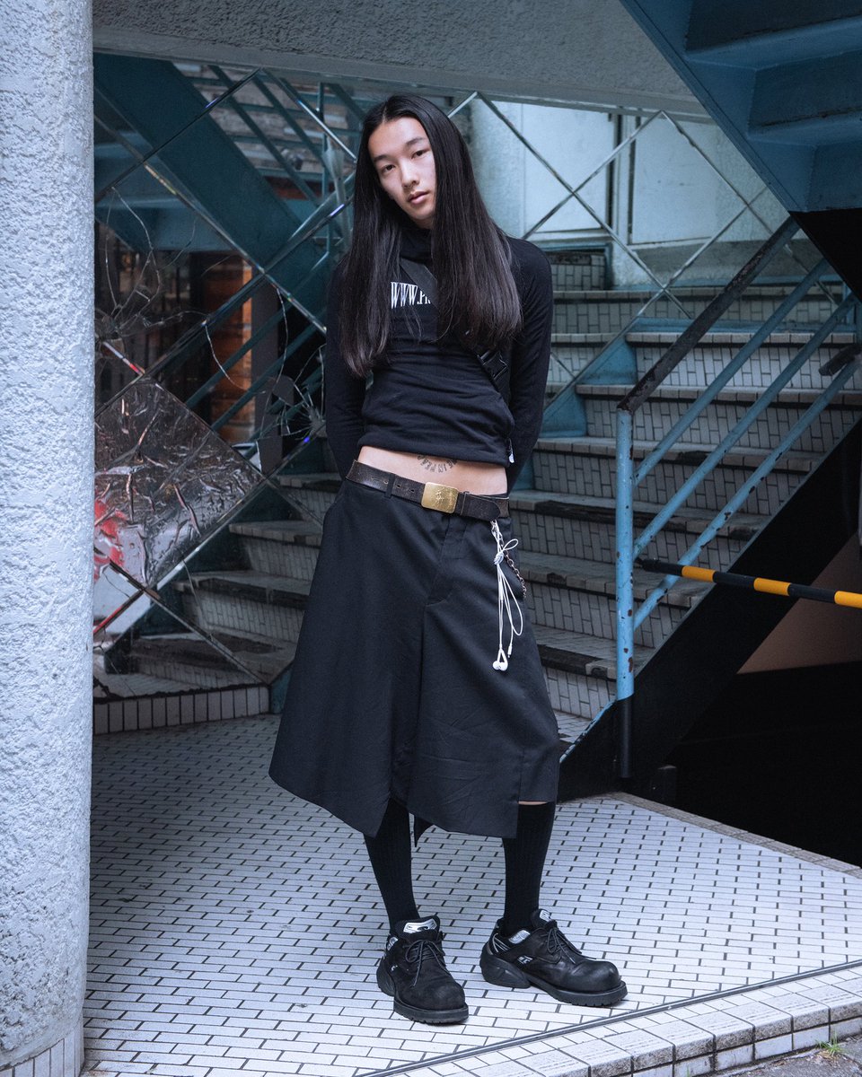 Droptokyo's tweet image. Sota／モデル
droptokyo.com/freshsnaps/328…

2003年11月19日生まれ。東京出身。モデルとして活動している。趣味はサッカー鑑賞と歩くことで、最近は Luup (ループ) に乗ることにハマっている。好きな食べ物はトマト。

トップス／#PROTOTYPES 
パンツ／#COMMEdesGARÇONS
シューズ／#remagine
バッグ／#MSGM