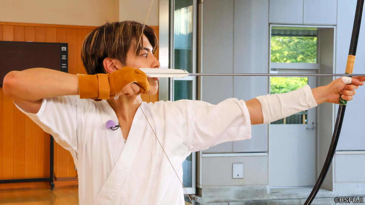 BishonenTei's tweet photo. ⋱ 📺8/4(日) 17:00～ ⋰
『#美少年亭』放送まであと10日🏹6️⃣
￣￣￣￣￣￣￣￣￣￣￣￣￣￣￣￣￣
本日から #美少年 の皆さん
お一人ずつの練習風景を
お写真でご紹介します📸
トップバッターは #金指一世 さん🍇
構えたお姿がとても美しいですね🌟

#Bishonen https://t.co/pfU8J1exaF