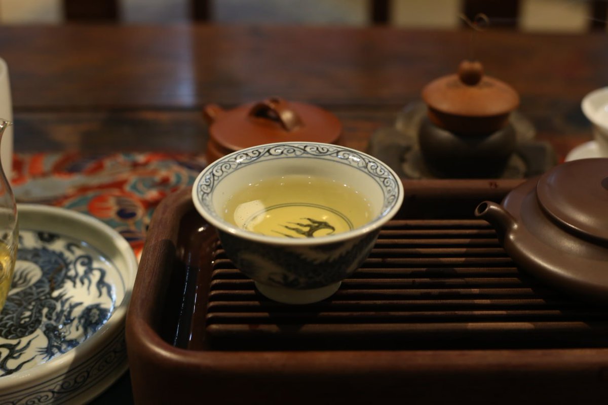 Zisha teapot is an ancient porcelain teapot made of purple clay. This kind of clay has a unique texture and has certain air permeability and permeability. When brewing Pu'er tea, the purple clay teapot can absorb the aroma of tea leaves and slowly release the tea fragrance.