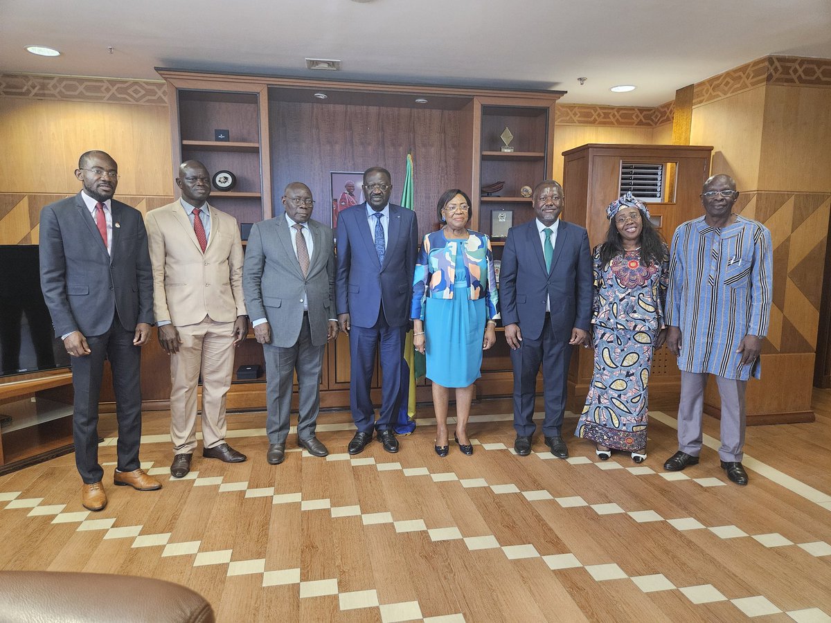 Audience hier avec Mme la Presidente du SENAT, après la conférence de haut niveau  portant sur " les enjeux de la riziculture en Afrique: pistes de solution- cas du Gabon " modérée  par  Dr. Papa Abdoulaye Seck, ancien ministre de l'Agriculture du Sénégal