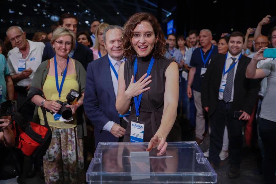 Juan Carlos Doadrio es el que está detrás de Isabel Díaz Ayuso en el 17 Congreso autonómico extraordinario del PP. Y no quieren que se dé a conocer esta imagen