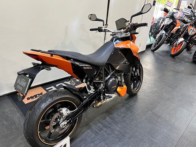 webike_moto's tweet photo. オーストリア製パワーウェイトレシオお化けバイクのご紹介です。
中の人的に、690DUKEといえばこちらのデザインの方が印象的な強いです。
▼▼物件はこちらから▼▼
https://t.co/0j4S5jWUvB
#690DUKE
#KTM https://t.co/v7HOLy8kFc