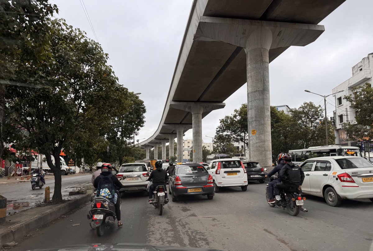 Souva73's tweet photo. @blrcitytraffic @wftrps @CPBlr this uturn at pillar 9 on ORR is a major choke point as it is the only uturn after the Martahalli crossing. Vehicles wanting to do u turn block the entire road blocking vehicles who want to go straight. All it needs is 1-2 police and dividers https://t.co/34qa16epvz
