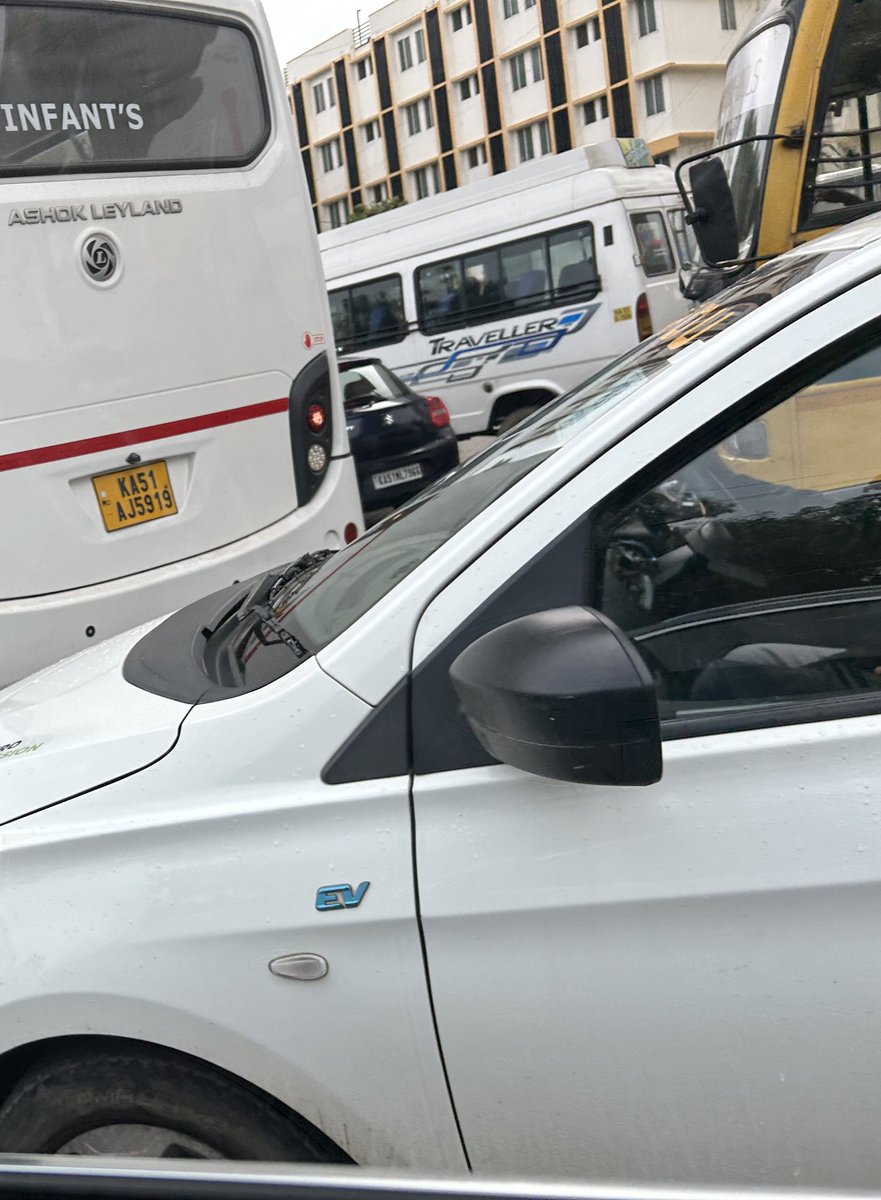 Souva73's tweet photo. @blrcitytraffic @wftrps @CPBlr this uturn at pillar 9 on ORR is a major choke point as it is the only uturn after the Martahalli crossing. Vehicles wanting to do u turn block the entire road blocking vehicles who want to go straight. All it needs is 1-2 police and dividers https://t.co/34qa16epvz