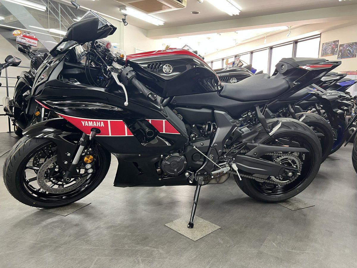 YSPfushimi's tweet photo. YZF-R7 YSP伏見オリジナルカスタム再登場!
黒に赤のラインがレーシーでかっこいいですね😎
実物はもっとかっこいいです٩( ᐛ )و
気になる方はまずはお問い合わせください!
#YAMAHA
#YSP伏見
#YZFR7
#WGP60th
#YAMALUBE
#オリジナル https://t.co/Z7gRM3VoUu
