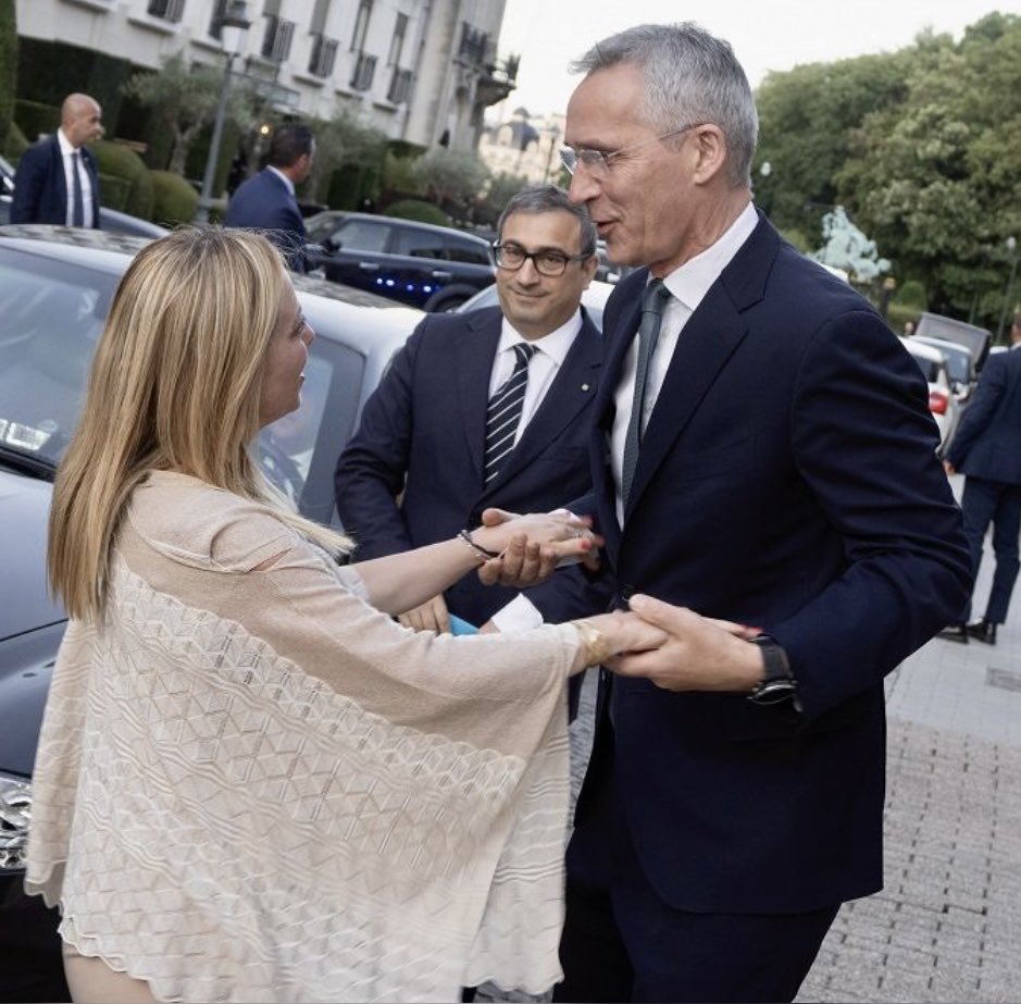 Gentile <a href="/GiorgiaMeloni/">Giorgia Meloni</a> capiamo che ci ha provato, ma nella politica degli abbracci e dei sorrisi loro sono più scafati! 
Li lasci perdere e torni a sbandierare l’interesse nazionale senza sconti a #Ue, #Nato e #Usa. 
Vedrà che otterrà più rispetto per l#Italia😎