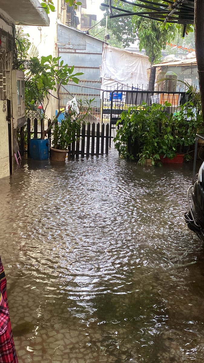 saumiltweets's tweet image. @mybmcWardHE @mybmc Duttamandir Road, Vakola is waterlogged for the past 3-4 hours! The BMC HE #DisasterControl &amp;amp; Ward Office nos. 022-26138900, 26140000 arent working either!
How do citizens get relief?
@Dev_Fadnavis @mieknathshinde