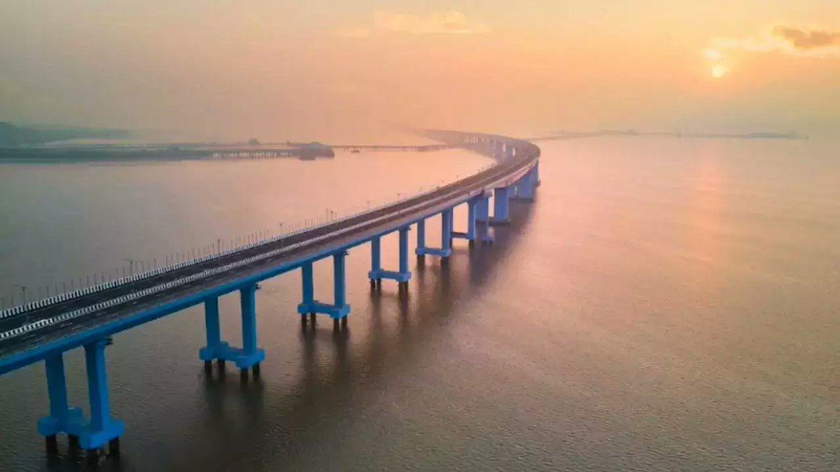 gallinews's tweet photo. South Mumbai Se Navi Mumbai Ko Connect Karne Wala Atal Setu MTHL Bridge Se Engineer Ne Jump Kiya, Search Operation Jaari
Read Full News: https://t.co/yJez9nkK1D
#AtalSetu #EngineerJump #missingperson #MTHLBridge #MumbaiTransHarbourLink #NhavaShevaPolice #searchoperation https://t.co/Lx10p5npwK