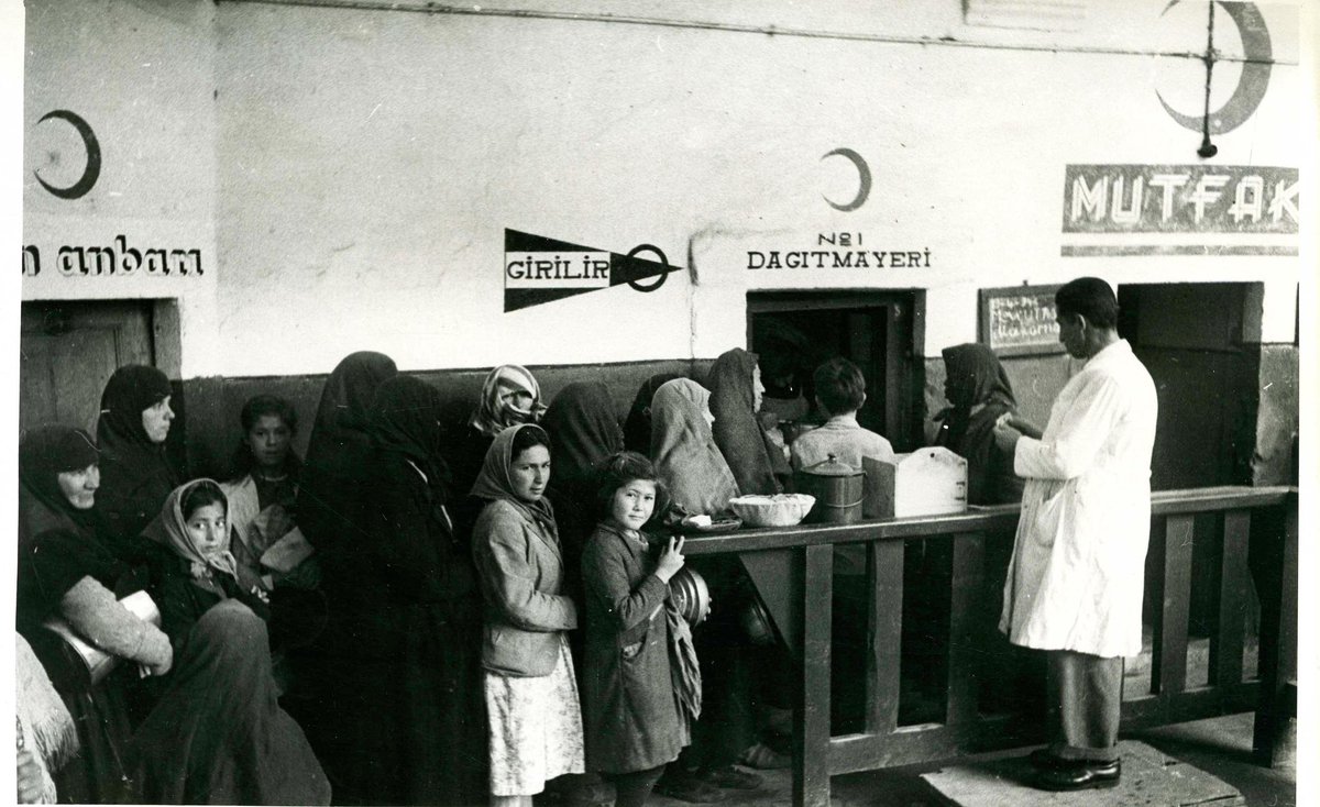 kizilayarsivi's tweet photo. 1940 | Gelenekten geleceğe 🌙

Tıpkı bugün olduğu gibi o günlerde de Hilal-i Ahmer Cemiyeti’nin Aşevi’nde iyilikle pişen yemekler ihtiyaç sahiplerine ulaşıyor. #KızılayArşiv https://t.co/I8RIi3xb6J