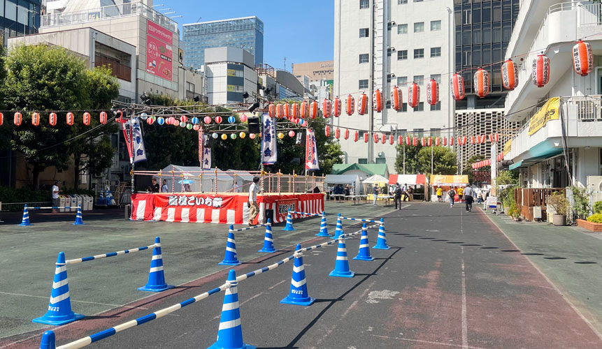 ccfstyle's tweet photo. 今日明日と新橋駅周辺では「こいち祭」が開催中なのです！とっても賑やかな駅周辺です！
ちょっとだけ開場前にお散歩してきました。
そして、烏森神社の「こい吉くん」も出て来てくれたのですー！ https://t.co/RclIDMqVFZ