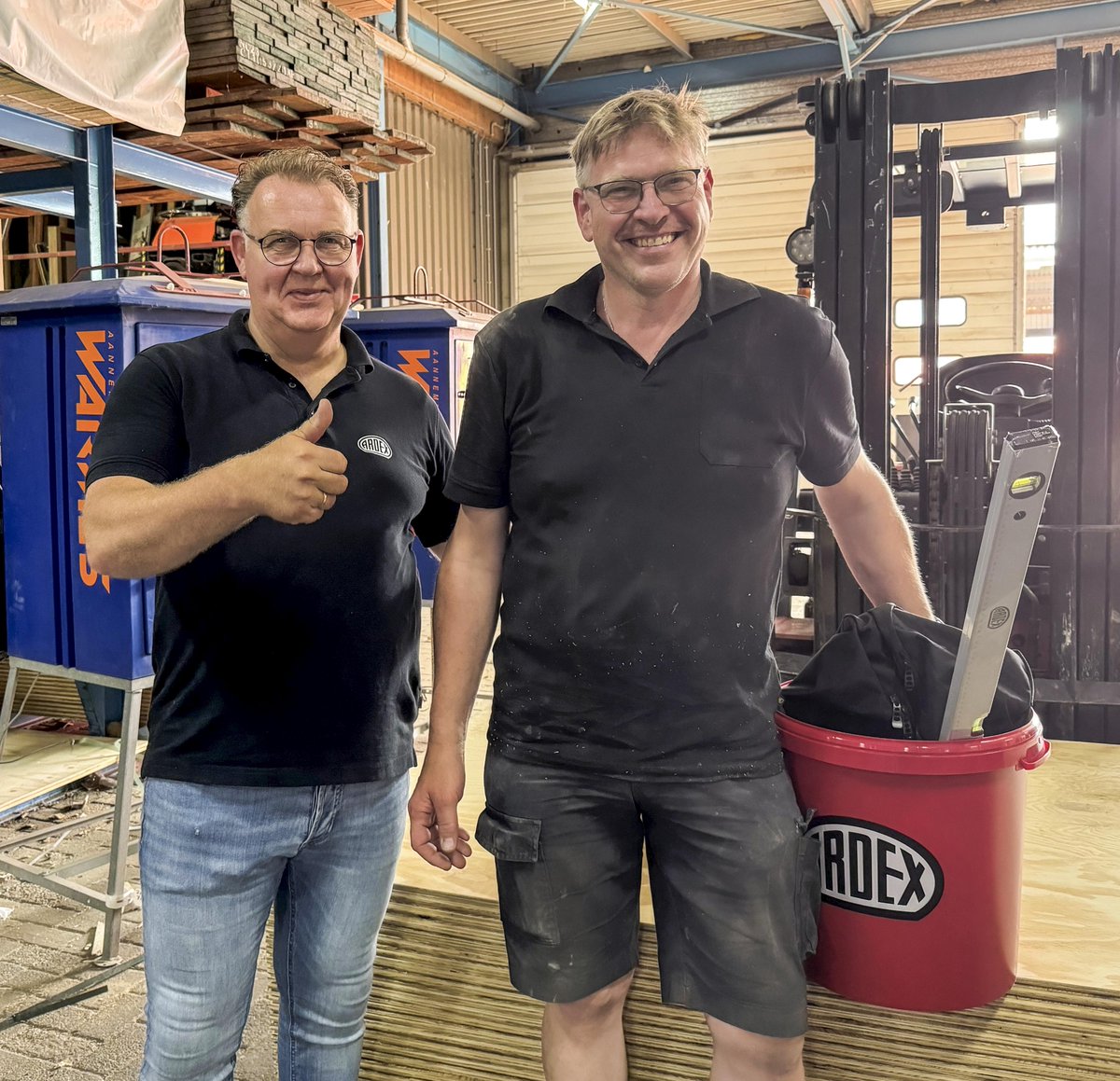 ARDEX gaf een toolboxmeeting in onze werkplaats en er werd verteld over de innovaties op het gebied van materialen voor tegelzetters. Maar het afsluitende quizje werd niet door een tegelzetter gewonnen. Wel door een timmerman… Lees ‘t hier:👉 warmes.nl/nieuws/toolbox…
🔹🔸