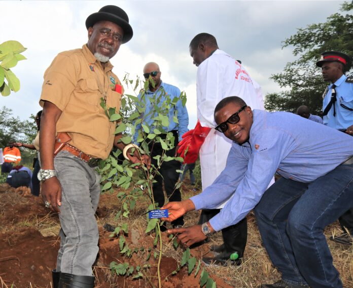 FQM, National Assembly jointly commemorate World Public Relations Day

In support of the green revolution against climate change, First Quantum Minerals and the National Assembly have planted 70 trees at Mutambe ... Read more here:  solwezitoday.com/fqm-national-a… via @solwezitoday