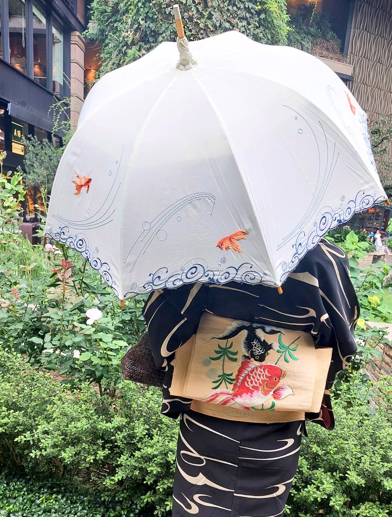 watoan_jp's tweet photo. 毎日暑いですね
これらは着物好き刺繍好きさんにおすすめの夏本番日傘☀☂️
シノワズリーモダン
心華やぐ美しい刺繍で防御力高い完全遮光日傘の中ではリーズナブル🕊️
二重構造のかわず張りが傘表面の熱を逃がしてくれるらしく暑さもいくらか和らぐかも(回りの空気は暑すぎ)🍧
シンプルなものも有☺ https://t.co/Le1UABvdzF