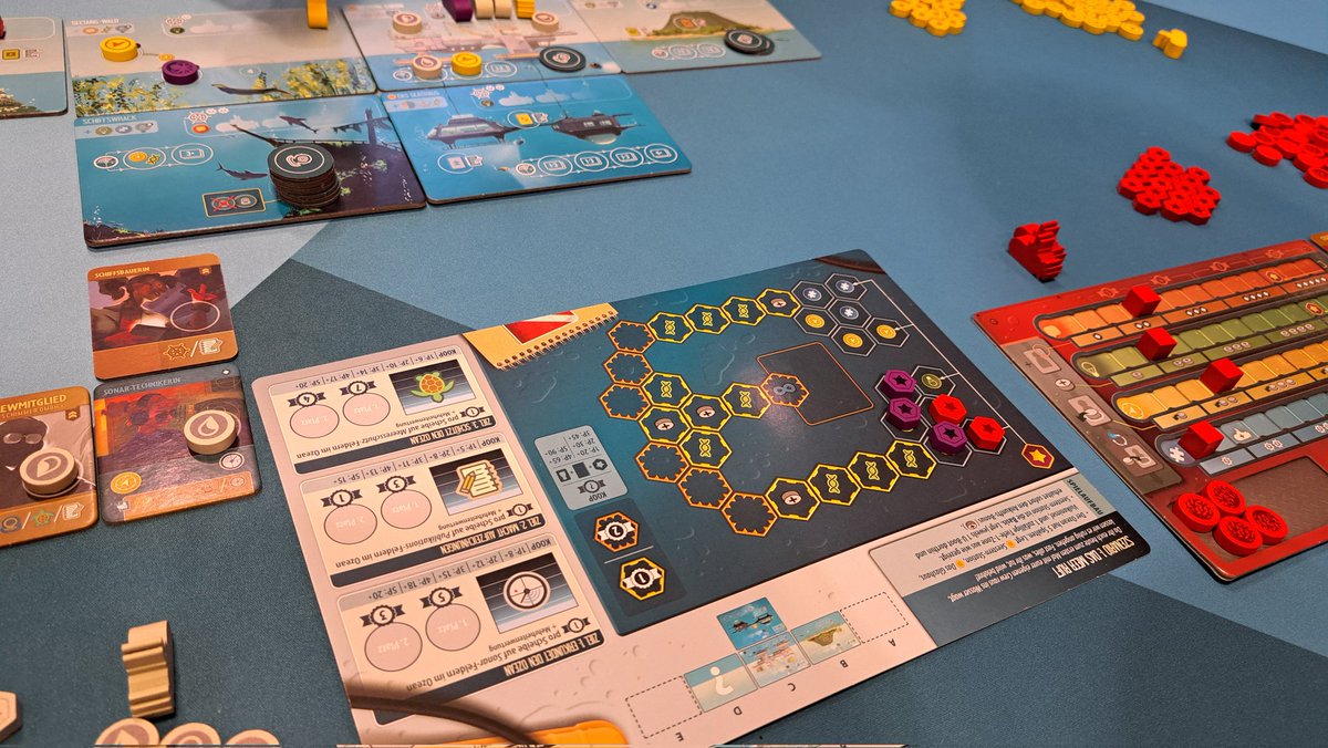 Sibi30015224's tweet photo. Mein grösstes Highlight auf der #BerlinCon war bei @FrostedGames das #EndeavorDeepSea. Wir haben zu viert eine Runde kooperativ gespielt. Die Mitspieler (kannten wir nicht) waren ebenso begeistert wie meine Frau und ich. Wir haben es gleich vorbestellt und könnens kaum erwarten! https://t.co/9afr4S7gni