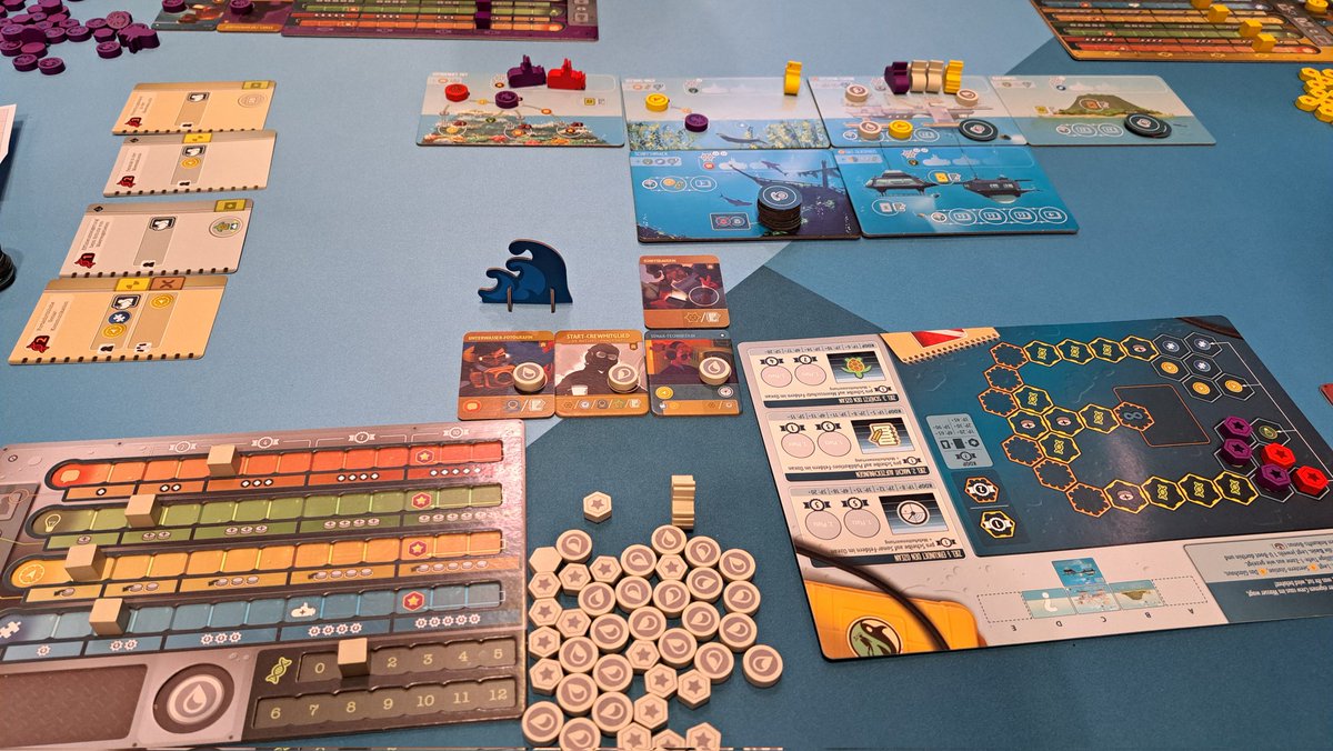 Sibi30015224's tweet photo. Mein grösstes Highlight auf der #BerlinCon war bei @FrostedGames das #EndeavorDeepSea. Wir haben zu viert eine Runde kooperativ gespielt. Die Mitspieler (kannten wir nicht) waren ebenso begeistert wie meine Frau und ich. Wir haben es gleich vorbestellt und könnens kaum erwarten! https://t.co/9afr4S7gni