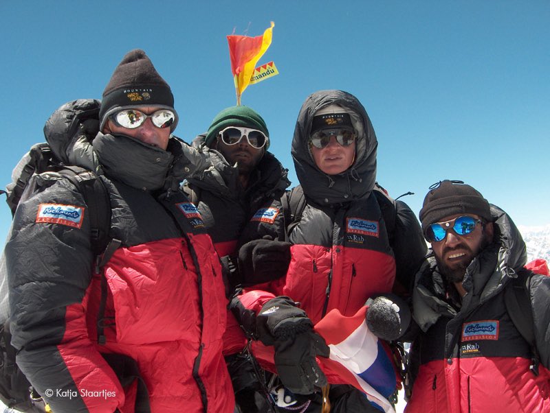 Exactly 20 years ago, 25 July 2004, we stood at the top of Gasherbrum 1 (8068 m) in the Pakistani Karakoram; Henk, Amin Ullah, late Jhan Baig and me. With 2 other teams. What a mighty expedition it was, and impressive experience. 
#Gasherbrum1  #G1 
katjastaartjes.nl/expedities/gas…