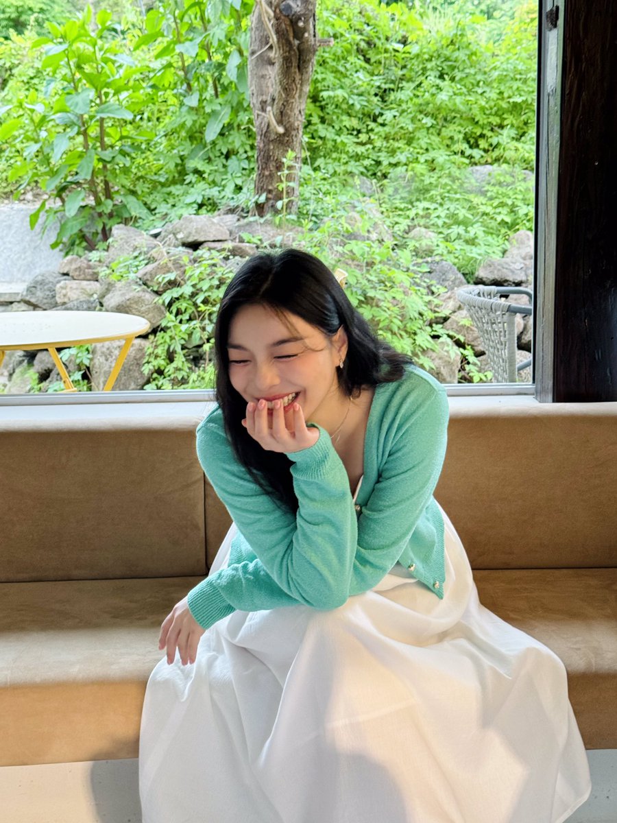 Arajiyeon18's tweet photo. She looks really beautiful..Too cute to handle my emotion right now 😆🥹
#ailee #AMY_Lee #AILEE #ITZAILEE #Aileeans 👽👽👽 https://t.co/Cq5csEFTIm