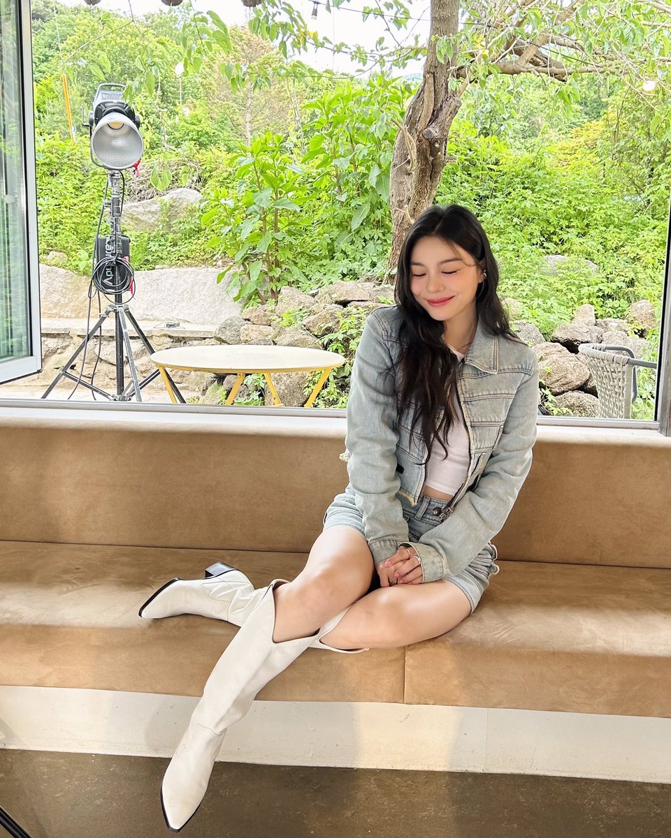 Arajiyeon18's tweet photo. She looks really beautiful..Too cute to handle my emotion right now 😆🥹
#ailee #AMY_Lee #AILEE #ITZAILEE #Aileeans 👽👽👽 https://t.co/Cq5csEFTIm