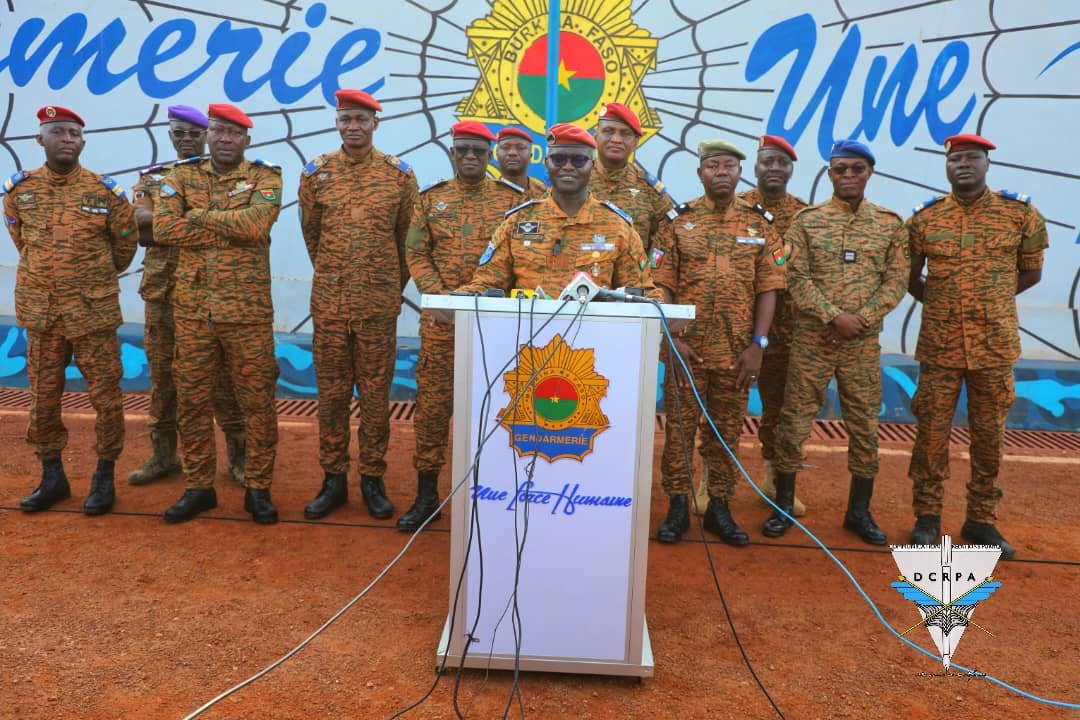 L’État-Major Général des Armées du Burkina Faso condamne avec la plus grande fermeté la diffusion de  d'images « insoutenables et d’une rare cruauté sur les réseaux  sociaux  en totale contradiction avec les valeurs militaires et  morales.
queenmafa.net/2024/07/25/ima…