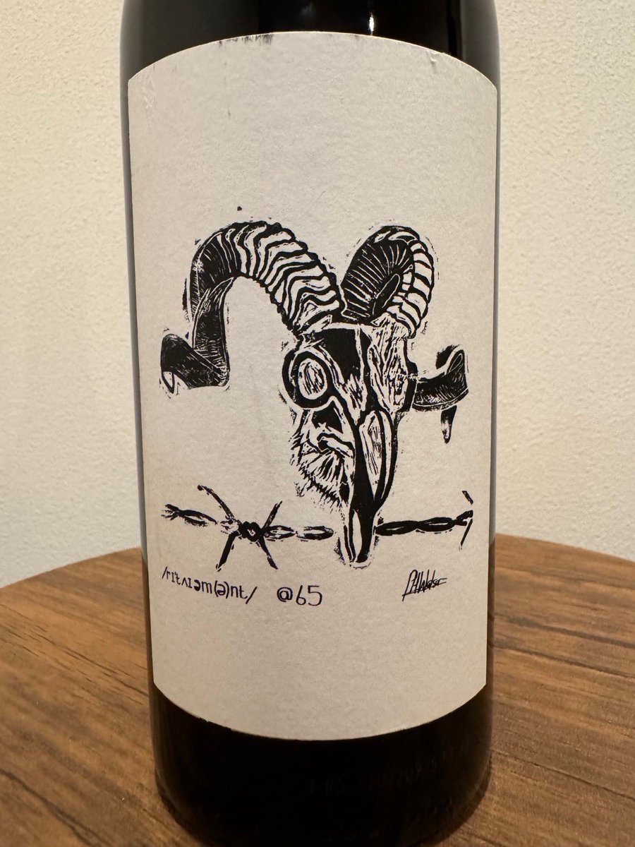 南アフリカはブランクボトル❗️また飲んじゃいました。樹齢65年のサンソー主体。軽やかで地味深い味わい。果実味もちょこっとあってこりゃ美味い🍷ブランクボトルは何飲んでもウマしですK泉さん‼️
#アフリカー　#南アフリカワイン　#BLANKbottle