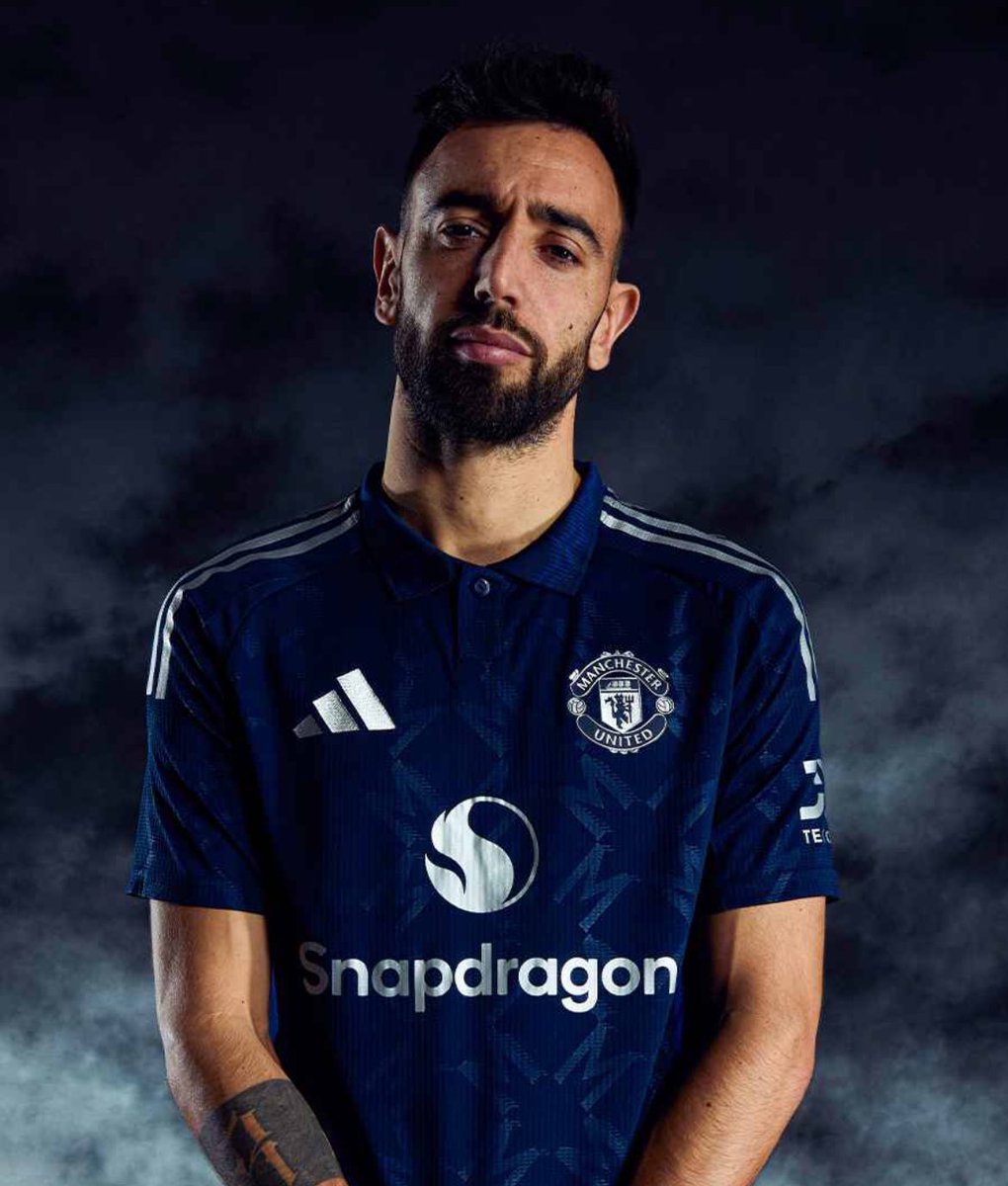 centredevils's tweet photo. Bruno Fernandes wearing #mufc’s 2024/25 away shirt 📸 https://t.co/tucfi2srR8