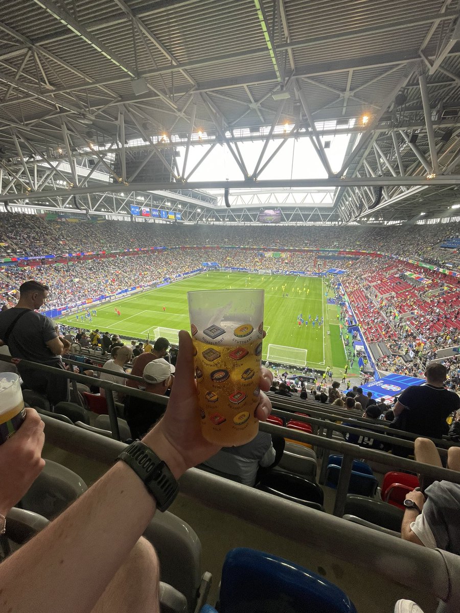 mattmcgowan99's tweet photo. Also enjoyed being Slovakian for a day in Dusseldorf with @_chrishughes_ 🇸🇰 https://t.co/MPCtO1cHmL