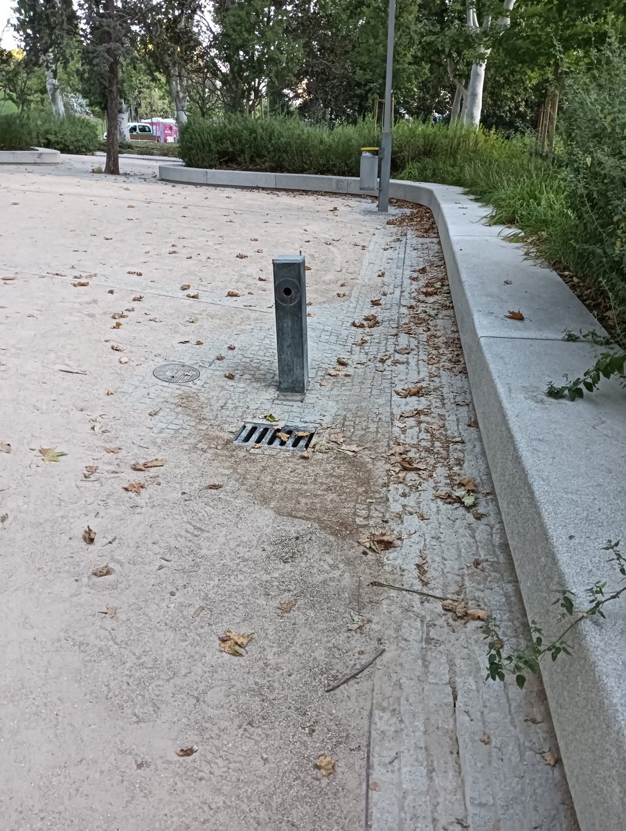 <a href="/Lineamadrid/">Línea Madrid</a> 
La fuente que nunca fue...Ferraz plaza España, tras la escultura de Sor Juana Inés de la Cruz... además de talar el árbol esto!!;