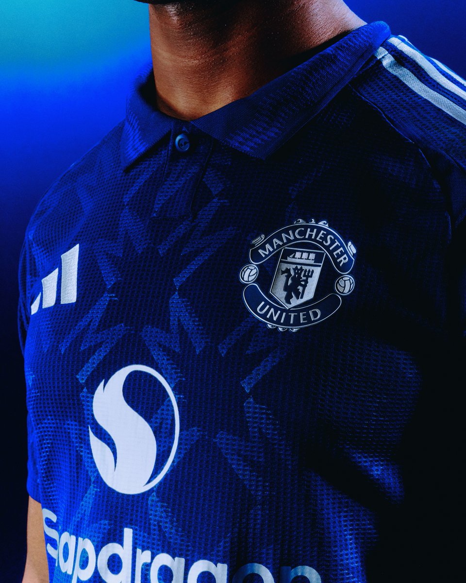 ActuFoot_'s tweet photo. 🚨 OFFICIEL ! adidas dévoile le nouveau maillot extérieur de Manchester United. 🔵🤩

Banger ? https://t.co/iLKSkYHhIA