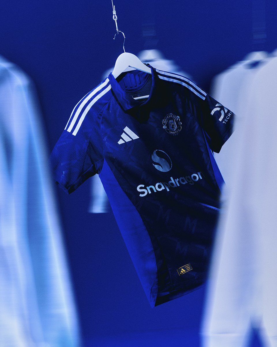 ActuFoot_'s tweet photo. 🚨 OFFICIEL ! adidas dévoile le nouveau maillot extérieur de Manchester United. 🔵🤩

Banger ? https://t.co/iLKSkYHhIA