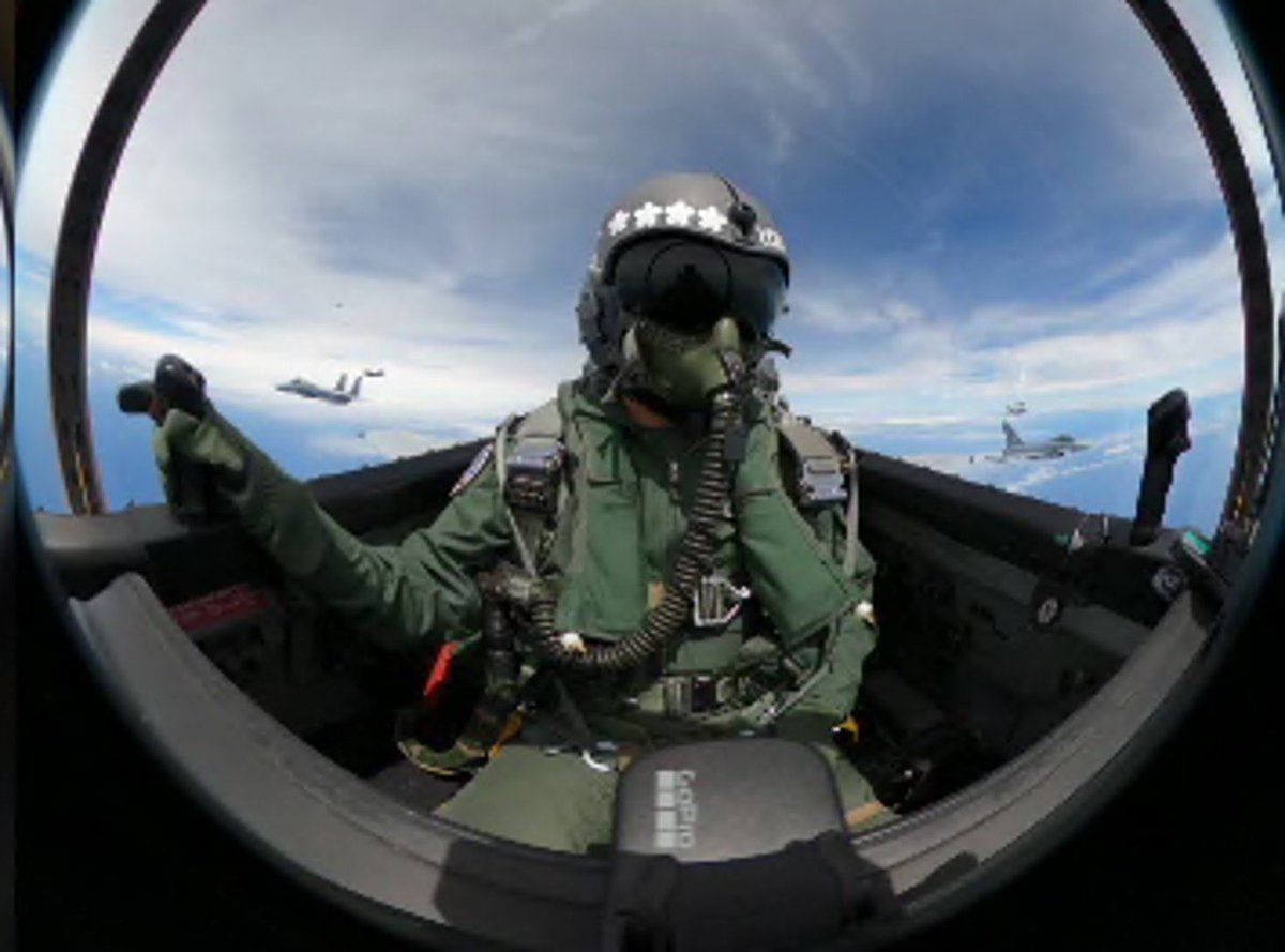 JASDF_PAO_ENG's tweet image. Today, #GenUchikura 🇯🇵 and LtGenGerhartz 🇩🇪flew together in their respective fighters, #F15 and #EF2000 Eurofighter, as part of #NipponSkies24 !  @Team_Luftwaffe