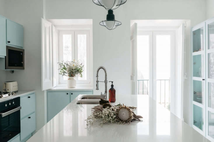 DustinMPeyser's tweet image. Kitchen of the Week: A Serene Space in Pale Blue at Casa C’Alma in Portugal dlvr.it/TB2mkS #KitchenoftheWeek #Blue #Color #Kitchens