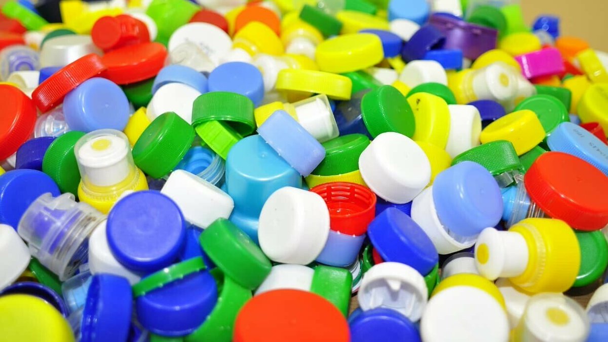 BFMTV's tweet photo. Bouchons plastiques attachés aux bouteilles, une catastrophe pour les associations de collecte
https://t.co/qXkIQMReGI https://t.co/NJII8mNfdO